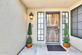 8889 E Meadow Hill Dr in Scottsdale, AZ - Building Photo - Building Photo