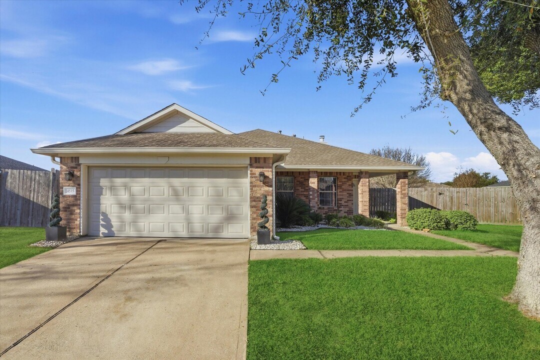 4515 Chetco Ln in Baytown, TX - Building Photo