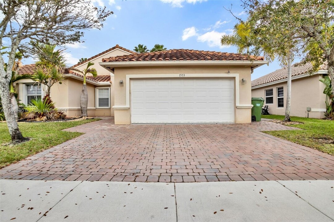 1553 SW 189th Ave in Pembroke Pines, FL - Foto de edificio