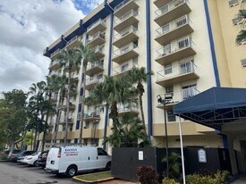 4550 NW 9th St, Unit 416E in Miami, FL - Building Photo