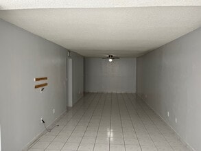 7355 W 4th Ave, Unit 213 in Hialeah, FL - Foto de edificio - Building Photo