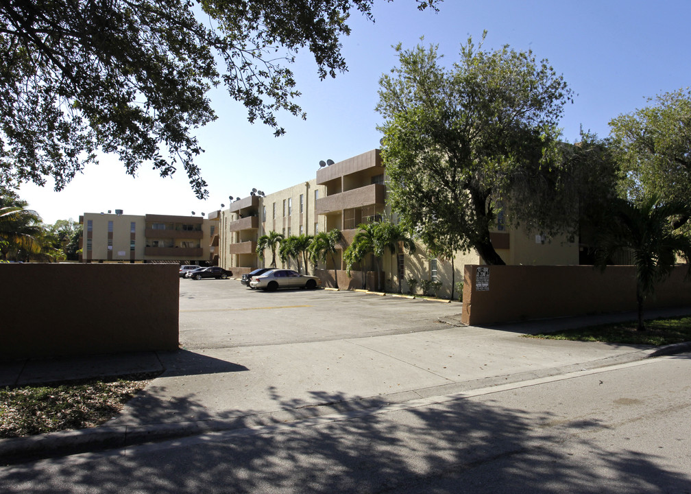 Village Park Apartments in Hialeah, FL - Building Photo