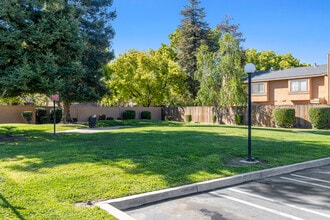 The Villas at Creekside in Modesto, CA - Foto de edificio - Building Photo