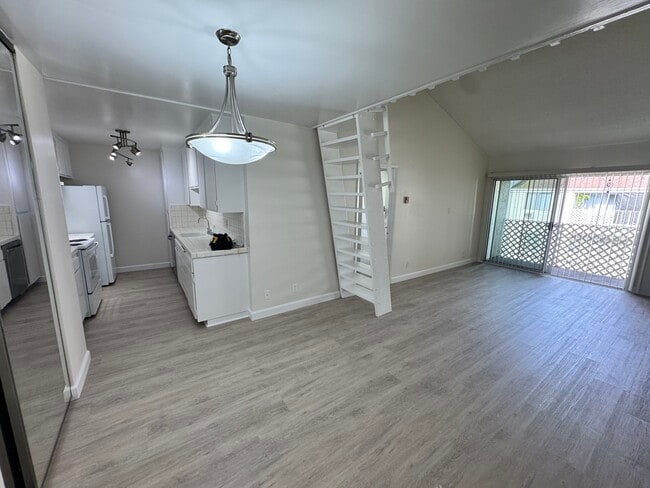 3565 Linden Ave, Unit 328 in Long Beach, CA - Foto de edificio - Building Photo