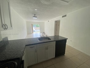 13920 Lake Placid Ct in Hialeah, FL - Building Photo - Building Photo
