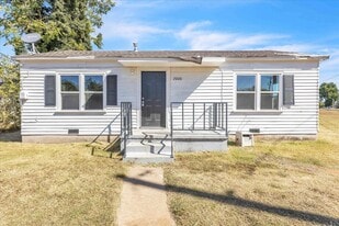 2000 N Douglas Blvd in Oklahoma City, OK - Building Photo