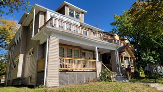 2462 W Michigan St in Milwaukee, WI - Building Photo