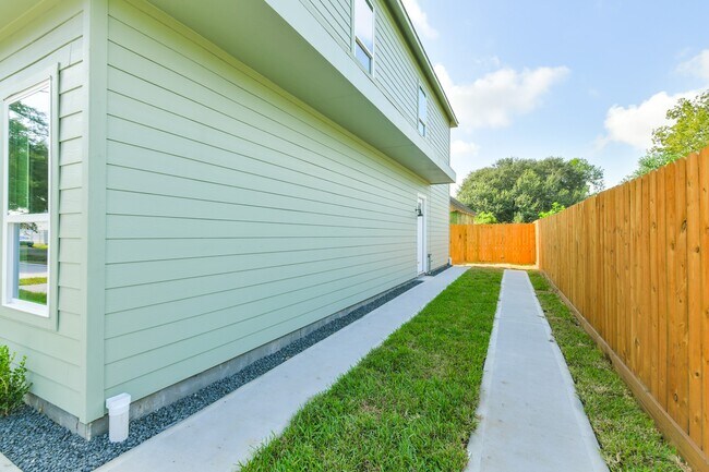 162 Wallace St in Houston, TX - Building Photo - Building Photo