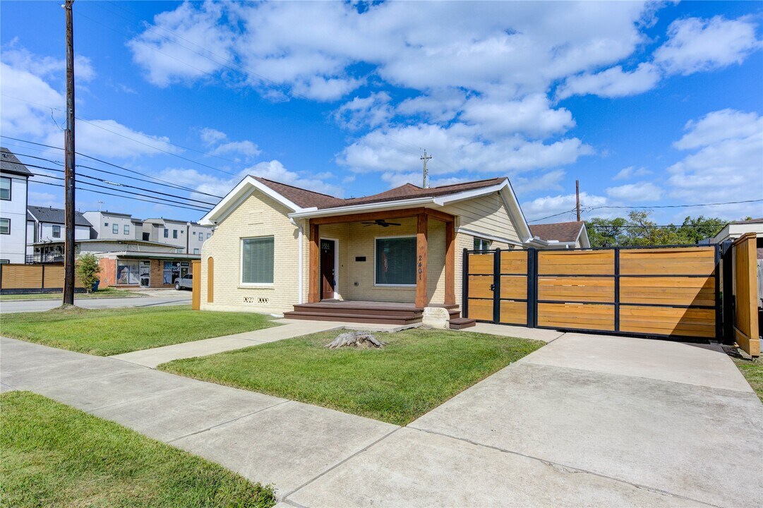2401 Eagle St in Houston, TX - Building Photo
