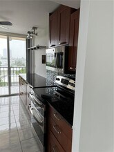 7921 Byron Ave, Unit 506 in Miami Beach, FL - Building Photo - Building Photo