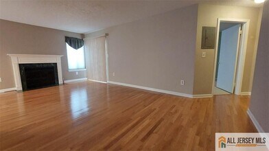 45 Farnham Square in Sayreville, NJ - Building Photo - Building Photo