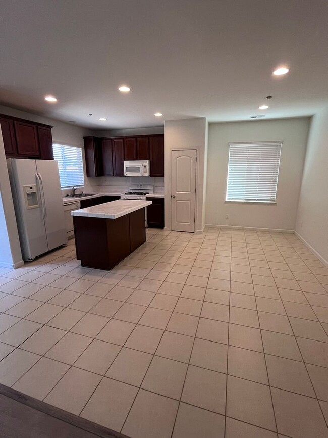 1865 Ellesmere Loop in Roseville, CA - Building Photo - Building Photo