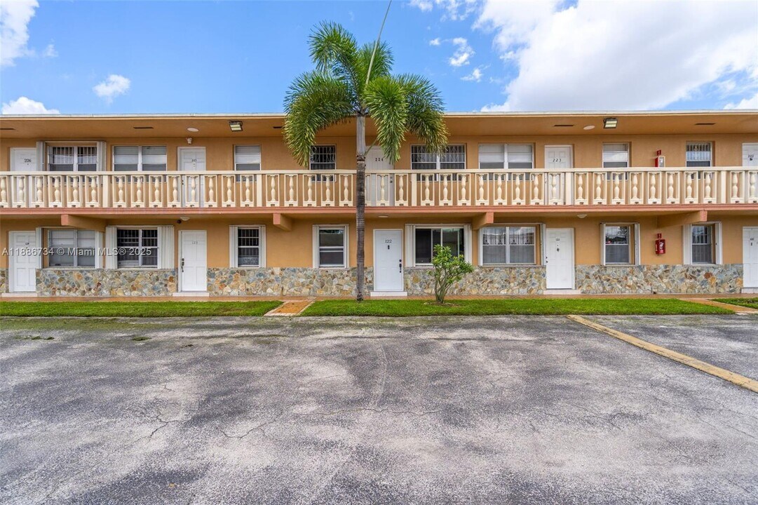1154 W 35th St in Hialeah, FL - Building Photo