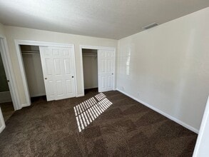 410 W Harter Ave in Visalia, CA - Building Photo - Building Photo