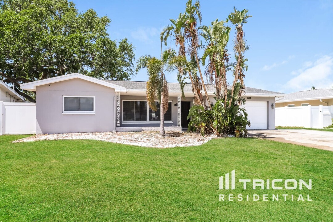 6355 29th St S in St. Petersburg, FL - Building Photo