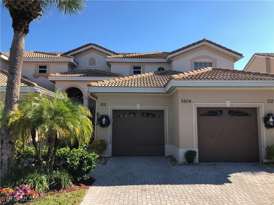 6854 Sterling Greens Dr in Naples, FL - Building Photo