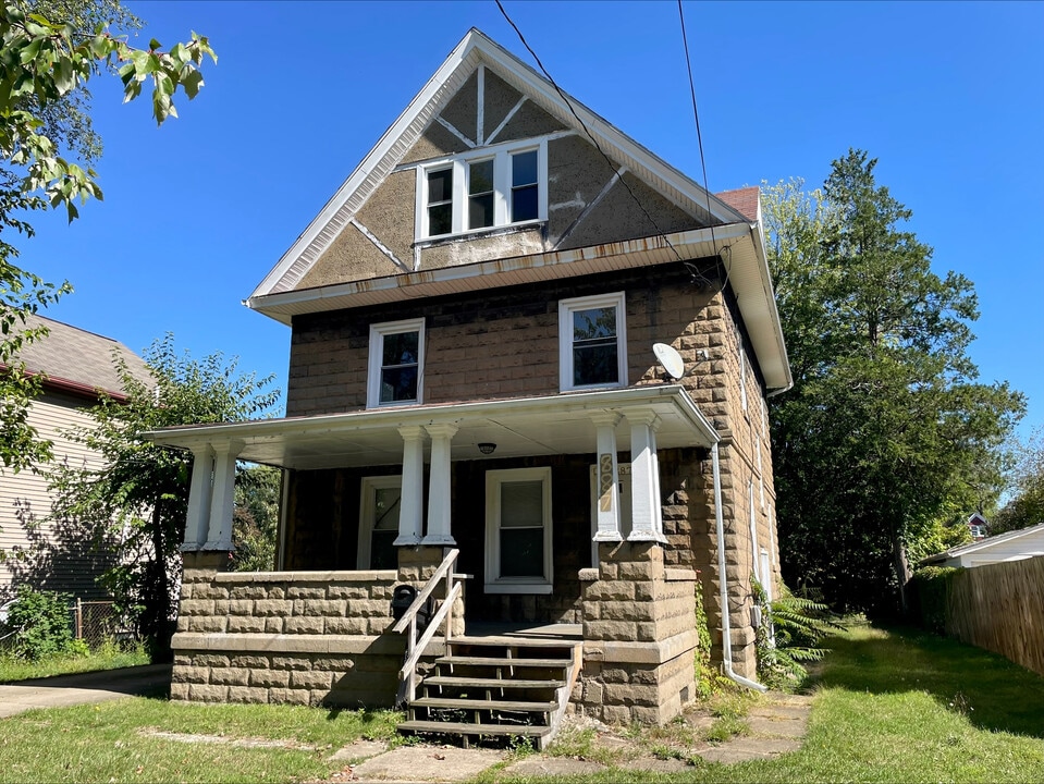 887 N Howard St in Akron, OH - Building Photo