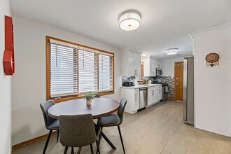 2034 W Berteau Ave in Chicago, IL - Building Photo - Building Photo