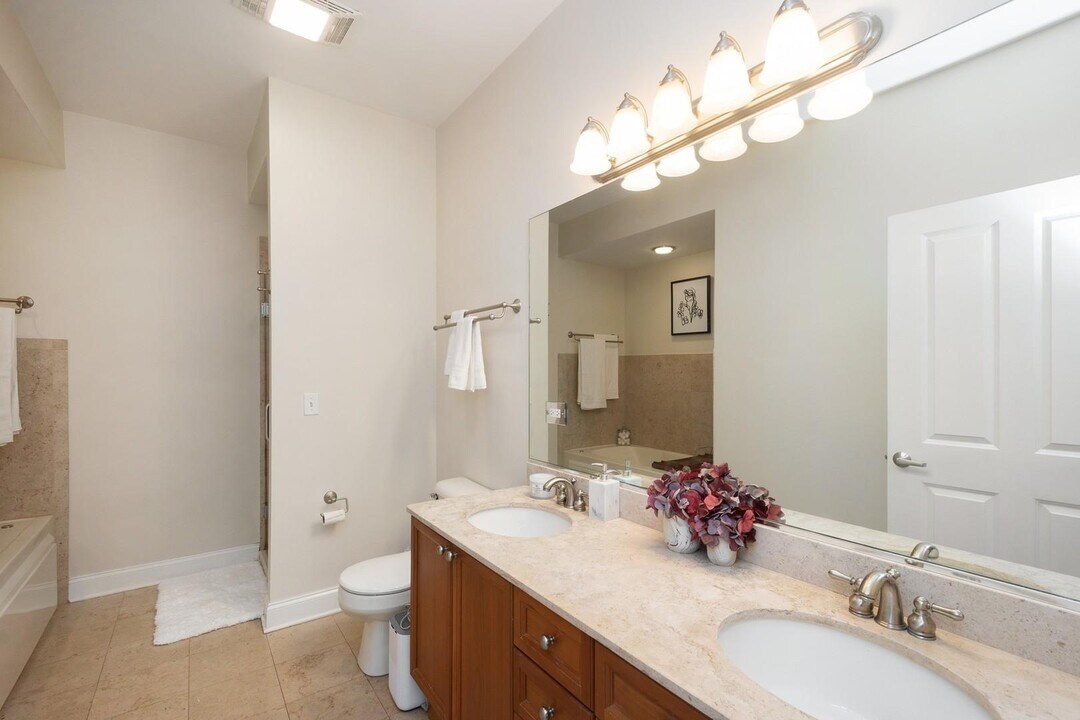 1801 W Addison St in Chicago, IL - Building Photo