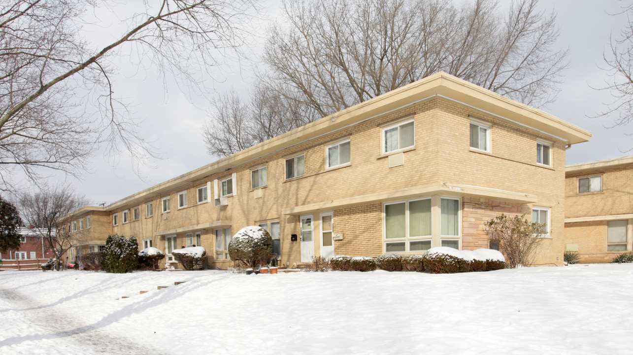 1216 N Wheeling Rd in Mount Prospect, IL - Building Photo