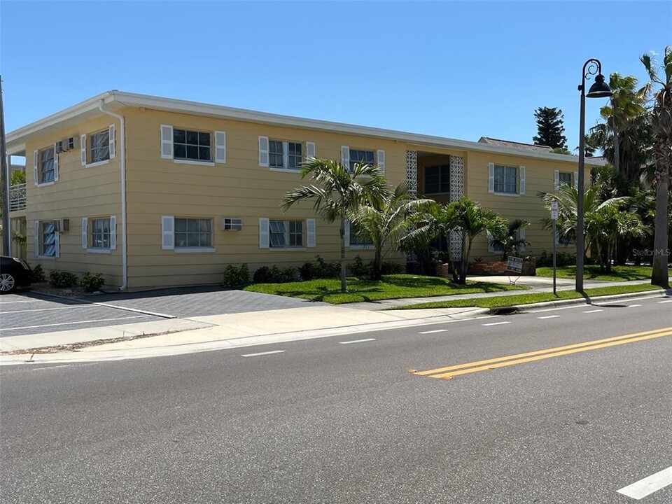 1605 Pass a Grille Way in St Pete Beach, FL - Building Photo