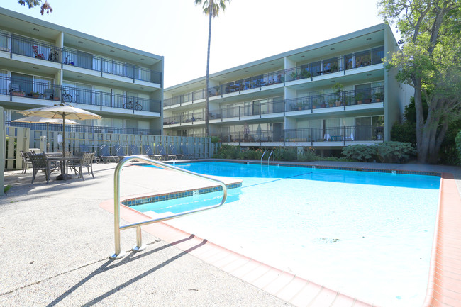 One Three Four Elm Apartments in San Mateo, CA - Building Photo - Building Photo