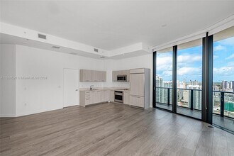 45 SW 9th St in Miami, FL - Building Photo - Building Photo