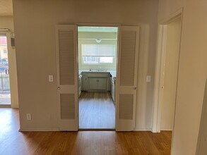 11860 Chandler Blvd in Valley Village, CA - Foto de edificio - Building Photo