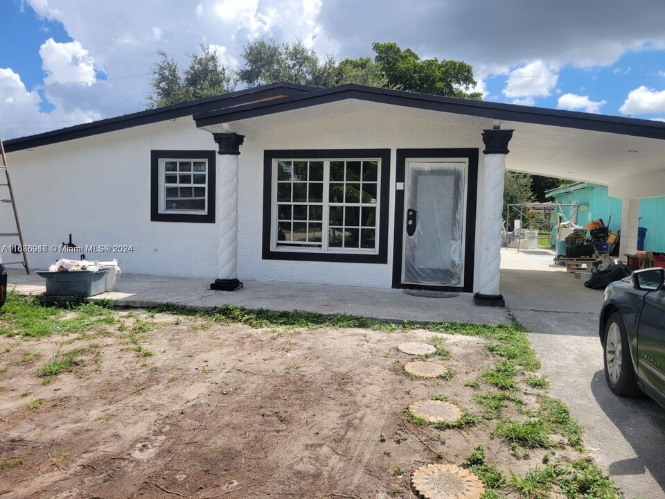 18833 NW 32nd Ave in Miami Gardens, FL - Building Photo