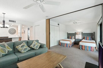 600 Neapolitan Way in Naples, FL - Building Photo - Building Photo