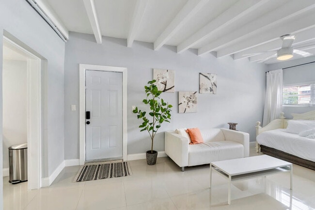 2407 NE 33rd Ave in Fort Lauderdale, FL - Building Photo - Building Photo