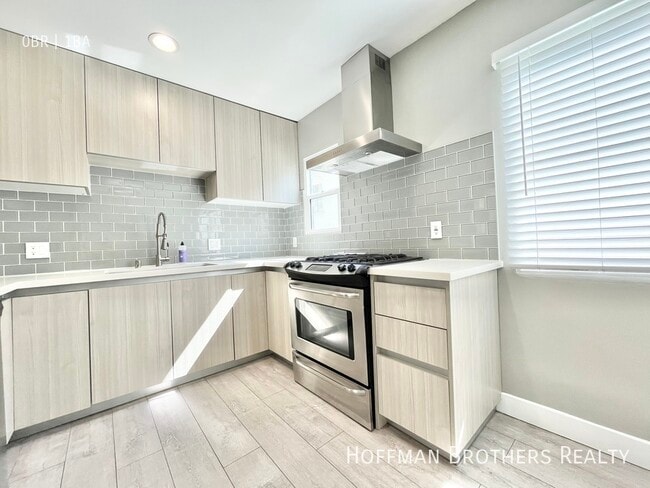 400 S Mariposa Ave in Los Angeles, CA - Building Photo - Building Photo