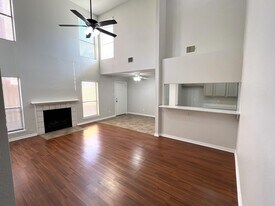 1237 W Hudgins St in Grapevine, TX - Building Photo