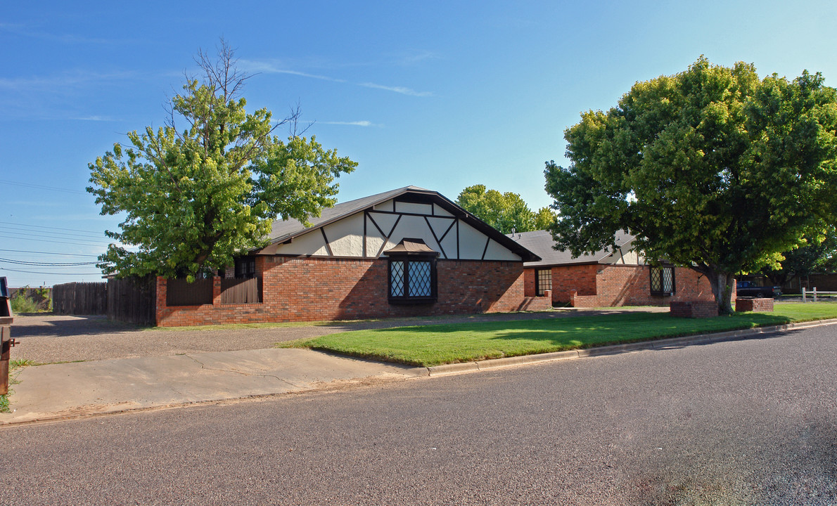 2900 Edgemere Dr in Plainview, TX - Building Photo