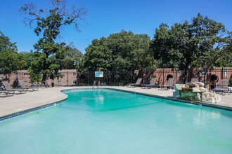 Life at Legacy Fountains in Kansas City, MO - Foto de edificio - Building Photo