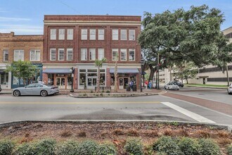 321 W Broughton St, Unit 5 in Savannah, GA - Foto de edificio - Building Photo