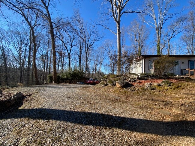 8780 Bay Dr in Gainesville, GA - Foto de edificio - Building Photo