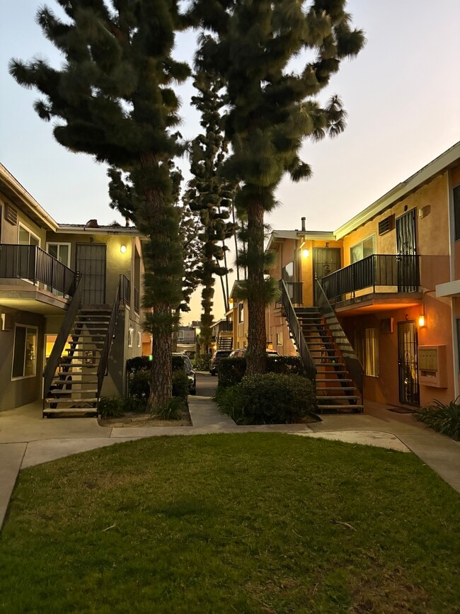 10007 Sepulveda Blvd, Unit D in Mission Hills, CA - Foto de edificio - Building Photo