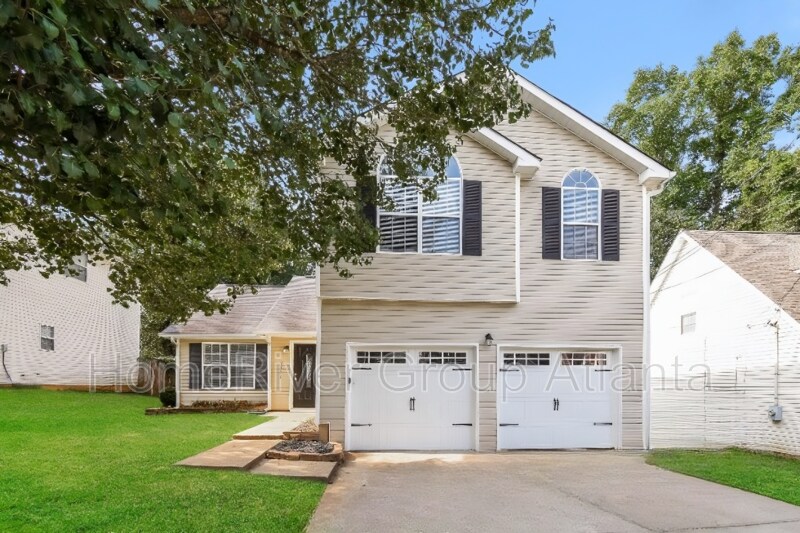 7551 Clear Creek Dr in Lithonia, GA - Building Photo