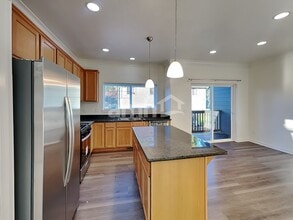 7329 Rainier Dr in Everett, WA - Foto de edificio - Building Photo