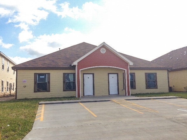 206 Montemorelos St in Alton, TX - Building Photo