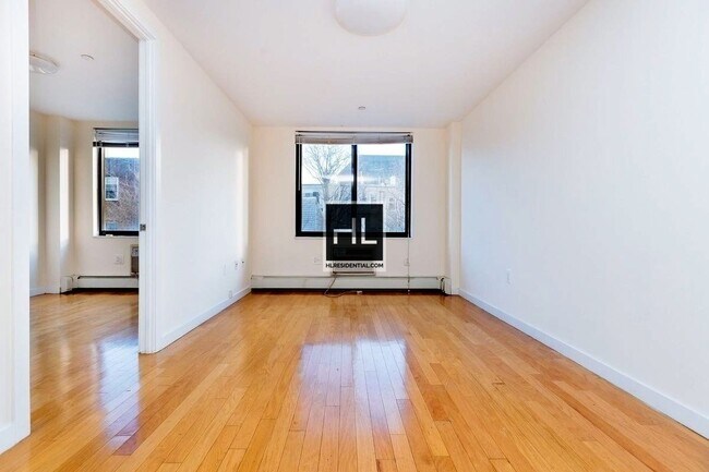 Metropolitan Ave, Unit 405 in Brooklyn, NY - Foto de edificio - Building Photo