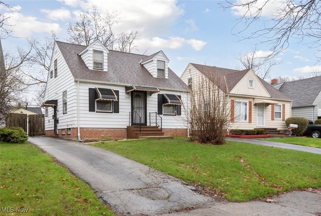 21103 Raymond St in Maple Heights, OH - Foto de edificio