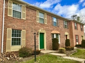 452 Tanglewood Ln in Dallastown, PA - Building Photo