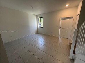 875 NE 211th St in Miami, FL - Building Photo - Building Photo