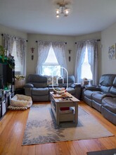 33 Oak Square Ave, Unit 1 in Boston, MA - Foto de edificio - Building Photo