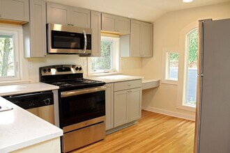 2400 SW Hoffman Ave, Unit 4 in Portland, OR - Building Photo - Building Photo