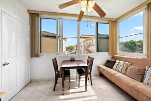 701 Lori Dr in Palm Springs, FL - Building Photo