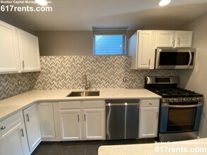 2277 Massachusetts Ave, Unit 1 in Cambridge, MA - Foto de edificio - Building Photo