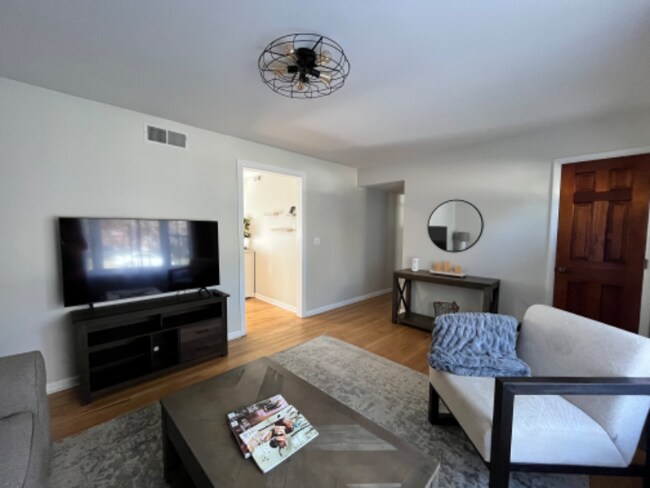 8024 Outlook Dr in Prairie Village, KS - Building Photo - Building Photo